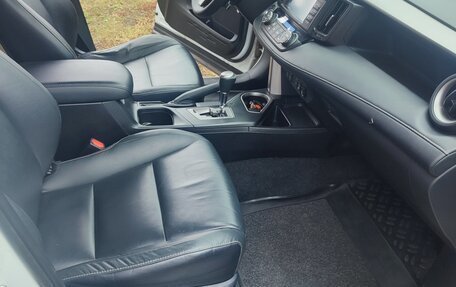 Toyota RAV4, 2018 год, 2 490 000 рублей, 8 фотография