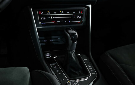 Volkswagen Tiguan II, 2021 год, 3 099 000 рублей, 13 фотография