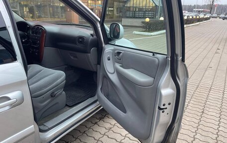 Chrysler Town & Country IV, 2005 год, 545 000 рублей, 15 фотография