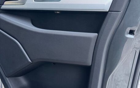 Volkswagen Multivan T6 рестайлинг, 2016 год, 4 990 000 рублей, 25 фотография