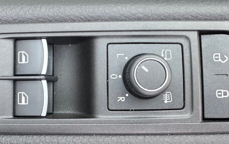 Volkswagen Multivan T6 рестайлинг, 2016 год, 4 990 000 рублей, 27 фотография