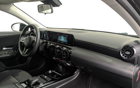 Mercedes-Benz A-Класс, 2018 год, 2 500 000 рублей, 13 фотография