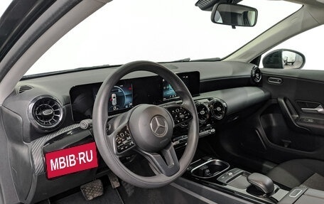 Mercedes-Benz A-Класс, 2018 год, 2 500 000 рублей, 15 фотография