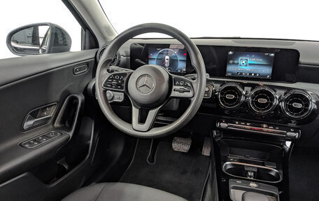 Mercedes-Benz A-Класс, 2018 год, 2 500 000 рублей, 26 фотография