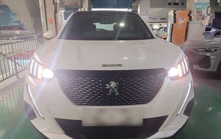 Peugeot 2008 II, 2022 год, 1 350 000 рублей, 2 фотография