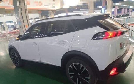 Peugeot 2008 II, 2022 год, 1 350 000 рублей, 4 фотография