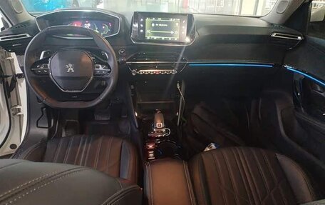 Peugeot 2008 II, 2022 год, 1 350 000 рублей, 8 фотография