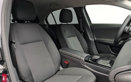 Mercedes-Benz A-Класс, 2018 год, 2 500 000 рублей, 23 фотография