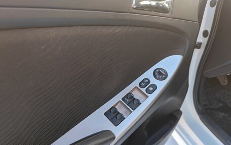 Hyundai Solaris II рестайлинг, 2011 год, 670 000 рублей, 12 фотография