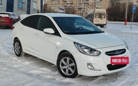 Hyundai Solaris II рестайлинг, 2011 год, 670 000 рублей, 2 фотография
