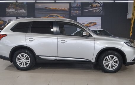 Mitsubishi Outlander III рестайлинг 3, 2017 год, 1 950 000 рублей, 5 фотография