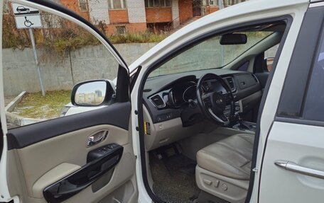 KIA Carnival III, 2016 год, 2 550 000 рублей, 8 фотография