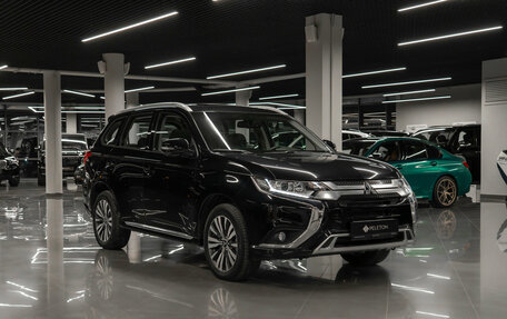Mitsubishi Outlander III рестайлинг 3, 2022 год, 3 150 000 рублей, 2 фотография