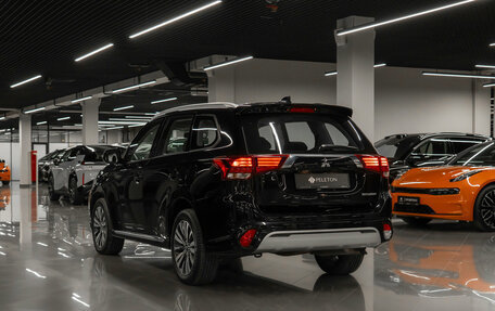 Mitsubishi Outlander III рестайлинг 3, 2022 год, 3 150 000 рублей, 5 фотография