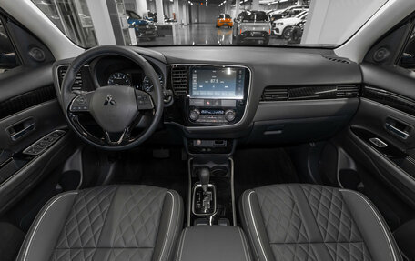 Mitsubishi Outlander III рестайлинг 3, 2022 год, 3 150 000 рублей, 8 фотография