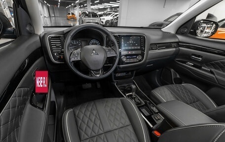 Mitsubishi Outlander III рестайлинг 3, 2022 год, 3 150 000 рублей, 7 фотография