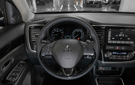 Mitsubishi Outlander III рестайлинг 3, 2022 год, 3 150 000 рублей, 11 фотография