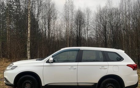 Mitsubishi Outlander III рестайлинг 3, 2015 год, 1 580 000 рублей, 4 фотография