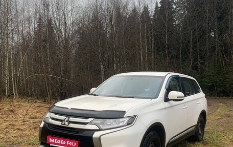Mitsubishi Outlander III рестайлинг 3, 2015 год, 1 580 000 рублей, 3 фотография