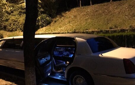 Lincoln Town Car III рестайлинг, 2001 год, 550 000 рублей, 4 фотография