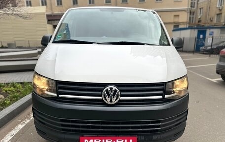 Volkswagen Transporter T6 рестайлинг, 2018 год, 2 950 000 рублей, 2 фотография