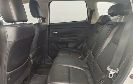 Mitsubishi Outlander III рестайлинг 3, 2016 год, 1 790 000 рублей, 13 фотография