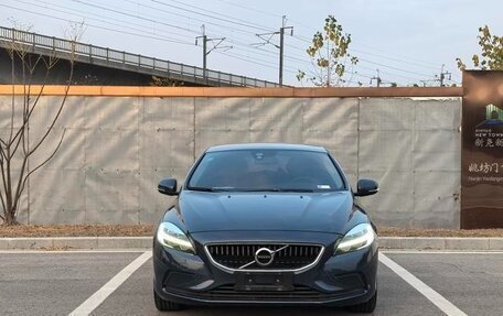 Volvo V40 II рестайлинг, 2019 год, 1 690 000 рублей, 2 фотография