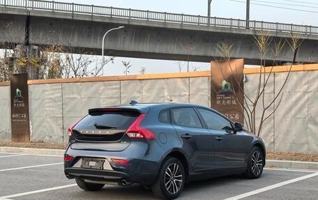 Volvo V40 II рестайлинг, 2019 год, 1 690 000 рублей, 3 фотография