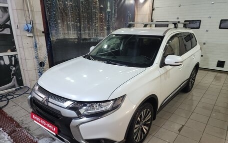 Mitsubishi Outlander III рестайлинг 3, 2021 год, 2 450 000 рублей, 2 фотография