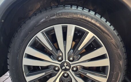 Mitsubishi Outlander III рестайлинг 3, 2021 год, 2 450 000 рублей, 4 фотография