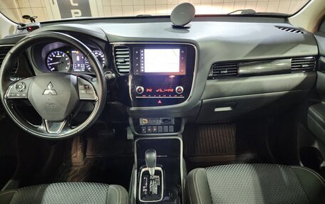 Mitsubishi Outlander III рестайлинг 3, 2021 год, 2 450 000 рублей, 12 фотография