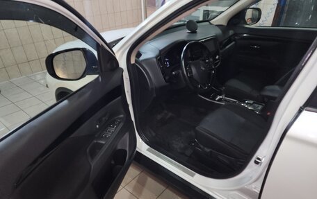 Mitsubishi Outlander III рестайлинг 3, 2021 год, 2 450 000 рублей, 7 фотография