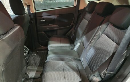 Mitsubishi Outlander III рестайлинг 3, 2021 год, 2 450 000 рублей, 14 фотография