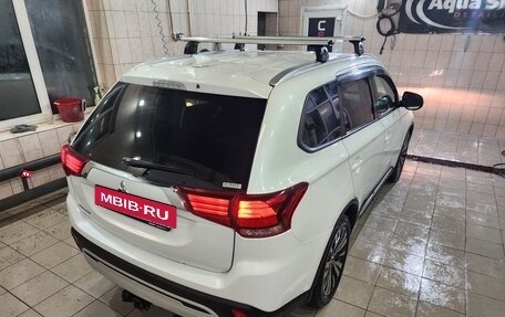 Mitsubishi Outlander III рестайлинг 3, 2021 год, 2 450 000 рублей, 3 фотография