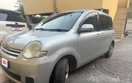 Toyota Sienta I, 2010 год, 850 000 рублей, 2 фотография
