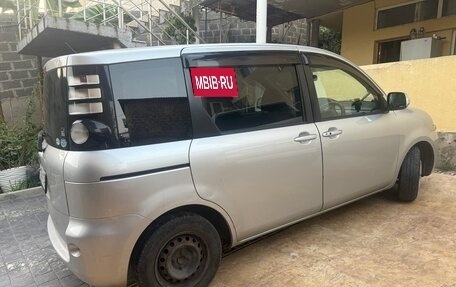 Toyota Sienta I, 2010 год, 850 000 рублей, 4 фотография