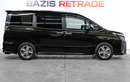 Toyota Voxy III, 2018 год, 2 349 000 рублей, 5 фотография