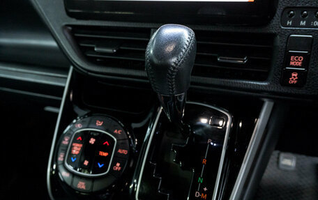 Toyota Voxy III, 2018 год, 2 349 000 рублей, 11 фотография