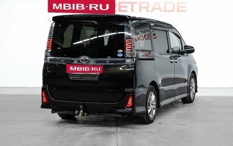 Toyota Voxy III, 2018 год, 2 349 000 рублей, 6 фотография