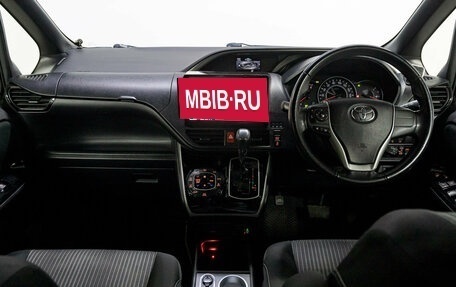 Toyota Voxy III, 2018 год, 2 349 000 рублей, 20 фотография