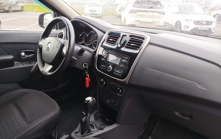 Renault Logan II, 2017 год, 800 000 рублей, 11 фотография