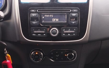 Renault Logan II, 2017 год, 800 000 рублей, 10 фотография