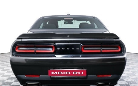 Dodge Challenger III рестайлинг 2, 2019 год, 3 199 000 рублей, 6 фотография