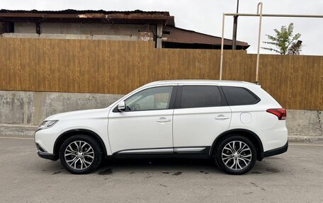 Mitsubishi Outlander III рестайлинг 3, 2018 год, 1 914 000 рублей, 5 фотография