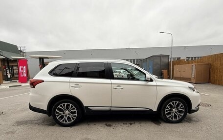 Mitsubishi Outlander III рестайлинг 3, 2018 год, 1 914 000 рублей, 4 фотография