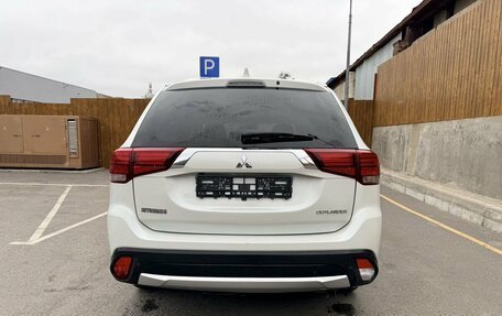 Mitsubishi Outlander III рестайлинг 3, 2018 год, 1 914 000 рублей, 8 фотография