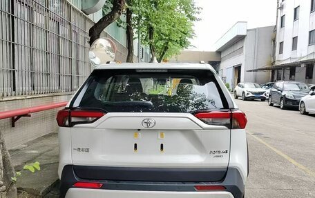 Toyota RAV4, 2025 год, 4 400 000 рублей, 4 фотография