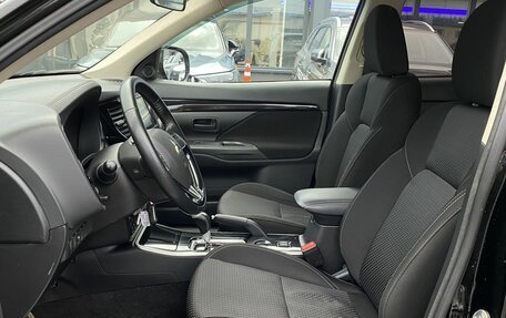 Mitsubishi Outlander III рестайлинг 3, 2019 год, 1 899 000 рублей, 13 фотография