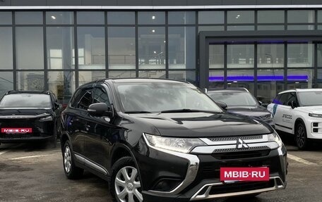 Mitsubishi Outlander III рестайлинг 3, 2019 год, 1 899 000 рублей, 3 фотография