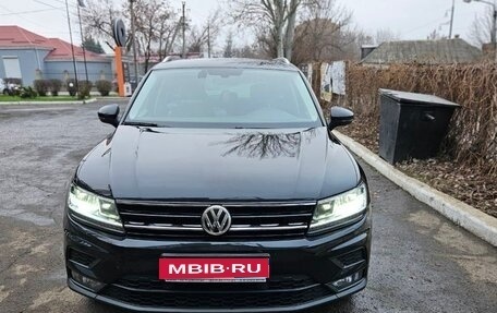 Volkswagen Tiguan II, 2018 год, 2 400 000 рублей, 1 фотография